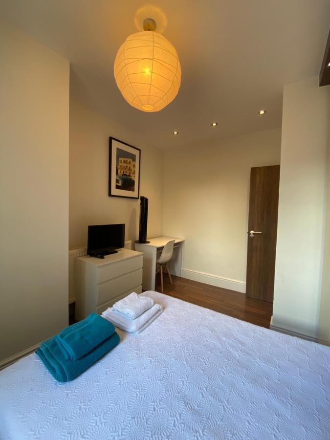 Notting Hill Next Door Bedroom In The Share Flat Londra Exterior foto