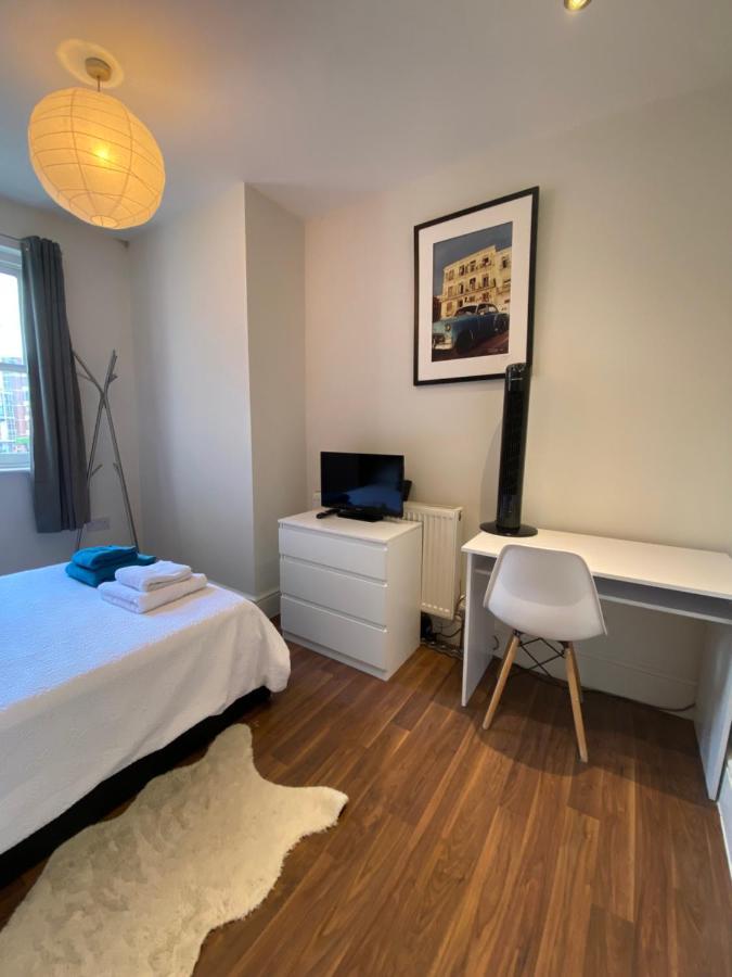 Notting Hill Next Door Bedroom In The Share Flat Londra Exterior foto